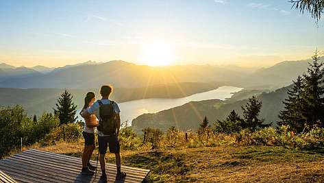 Wanderer am Bergsee
