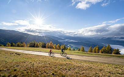 Berglandschaft mit Radfahrern