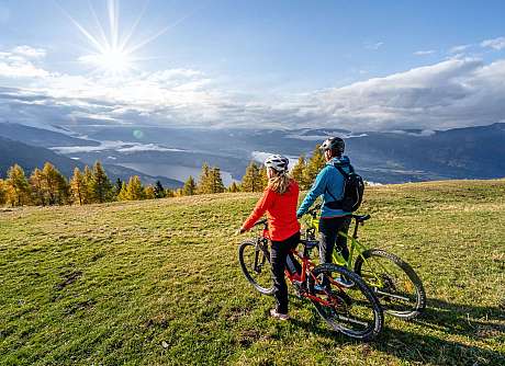 Bergblick mit zwei Radfahrern