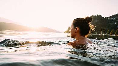 Frau schwimmt im See