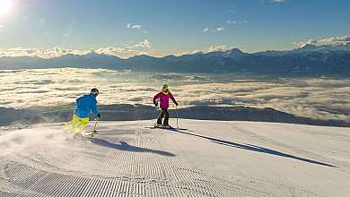 Skifahrer über den Wolken