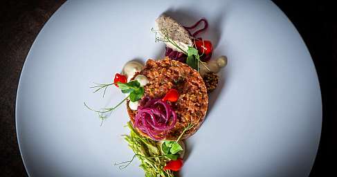 Elegantes Gericht auf großem Teller