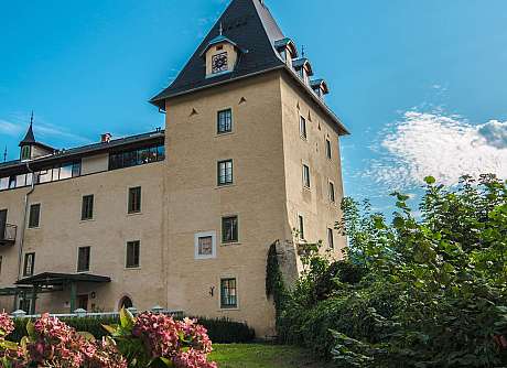 Historisches Gebäude mit Turm