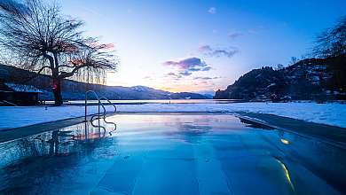 Schwimmbecken am See bei Sonnenuntergang
