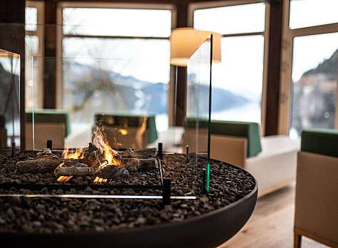 Moderne Lounge mit Feuerstelle