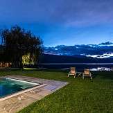 Aussenpool bei Nacht