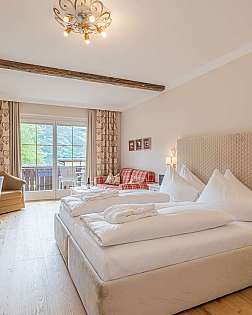 Helles Hotelzimmer mit Doppelbett