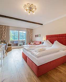 Helles Hotelzimmer mit Doppelbett