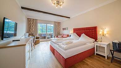 Helles Hotelzimmer mit Doppelbett