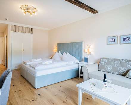 Helles Hotelzimmer mit Doppelbett