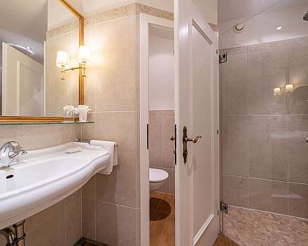 Helles Badezimmer mit Dusche