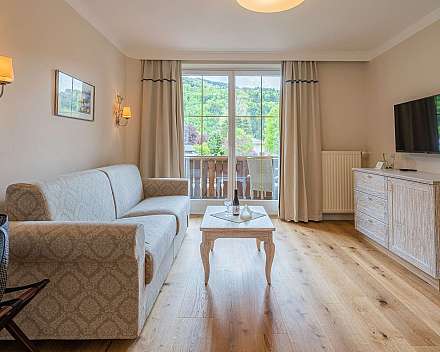 Helles Wohnzimmer mit Balkonblick