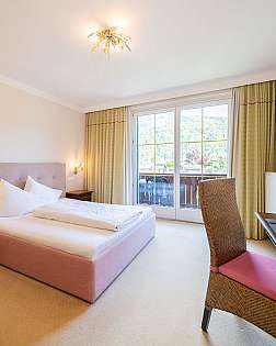 Helles Hotelzimmer mit Balkon