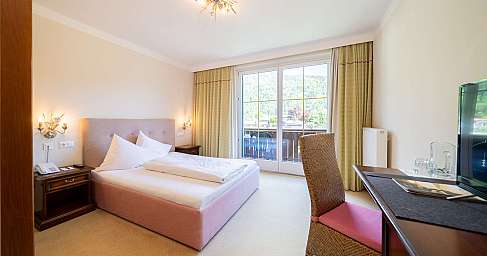 Helles Hotelzimmer mit Balkon