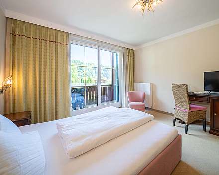 Helles Schlafzimmer mit Balkon