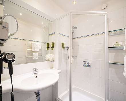 Helles Badezimmer mit Dusche