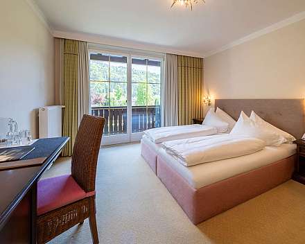 Helles Hotelzimmer mit Doppelbett
