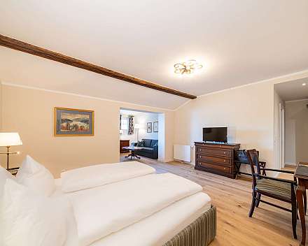 Helles Schlafzimmer mit Sitzbereich