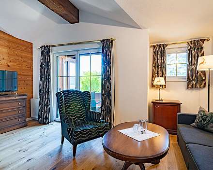 Gemütliches Wohnzimmer mit Holzdetails