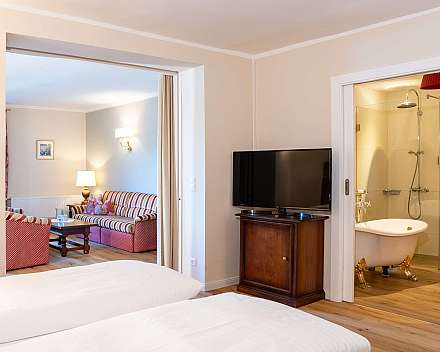 Helles Hotelzimmer mit Bad