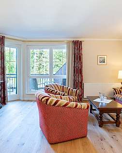Helles Wohnzimmer mit Sitzecke