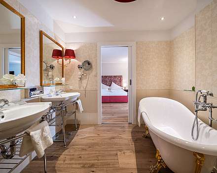Luxuriöses Bad mit freistehender Wanne