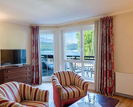 Wohnzimmer mit Seeblick