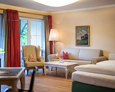 Gemütliches Wohnzimmer mit Sofa