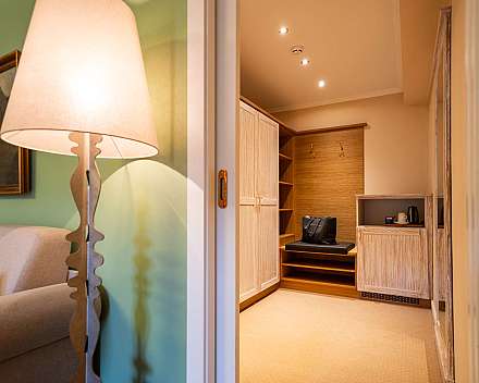 Gemütliches Zimmer mit Garderobe