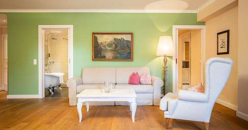 Gemütliches Wohnzimmer mit Grünwand