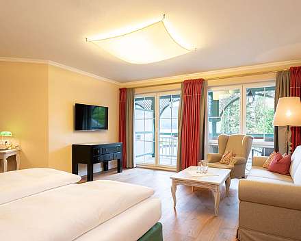 Helles Hotelzimmer mit Sitzbereich