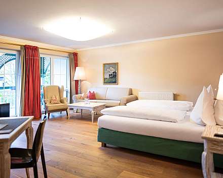 Helles Zimmer mit Bett