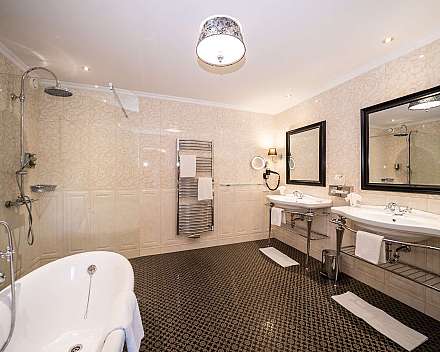 Luxuriöses Badezimmer mit Doppelwaschbecken