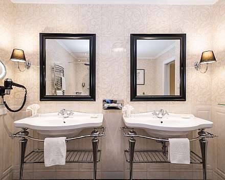 Doppelwaschbecken im Badezimmer