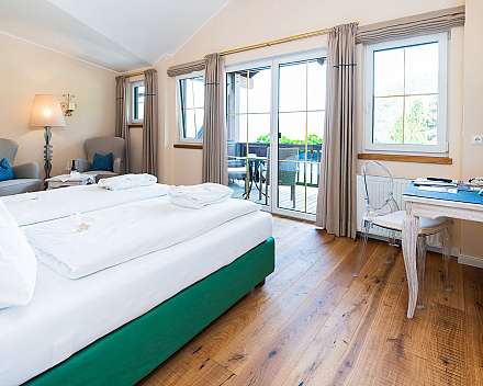 Helles Hotelzimmer mit Balkon