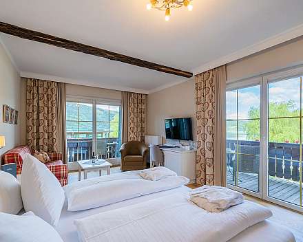 Helles Hotelzimmer mit Seeblick