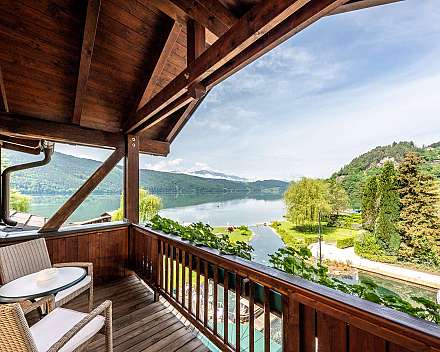 Holzbalkon mit Seeblick