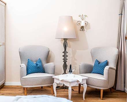 Gemütliche Sitzecke im Zimmer