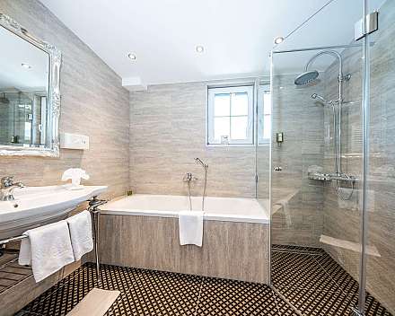 Modernes Badezimmer mit Dusche
