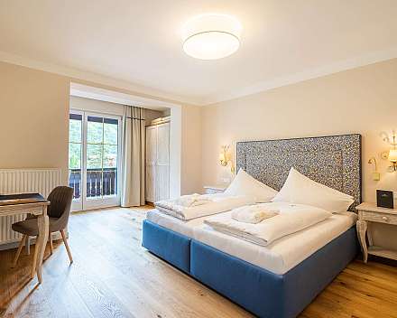 Helles Hotelzimmer mit Doppelbett
