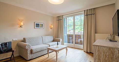 Helles Wohnzimmer mit Balkon