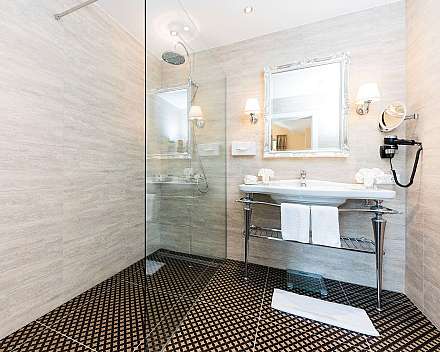 Elegantes Badezimmer mit Dusche