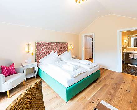 Helles Schlafzimmer mit Doppelbett