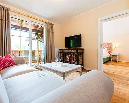 Helles Wohnzimmer mit Balkon