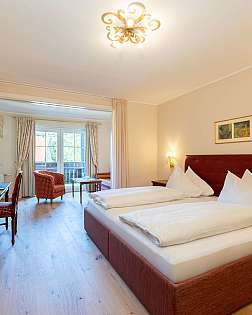 Elegantes Schlafzimmer mit Doppelbett