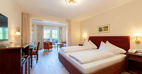 Elegantes Schlafzimmer mit Doppelbett