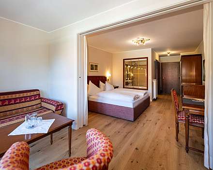 Gemütliches Hotelzimmer mit Sitzecke
