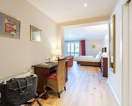 Helles Hotelzimmer mit Schreibtisch