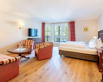 Helles Hotelzimmer mit Sitzbereich