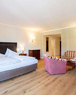 Elegantes Schlafzimmer mit Doppelbett